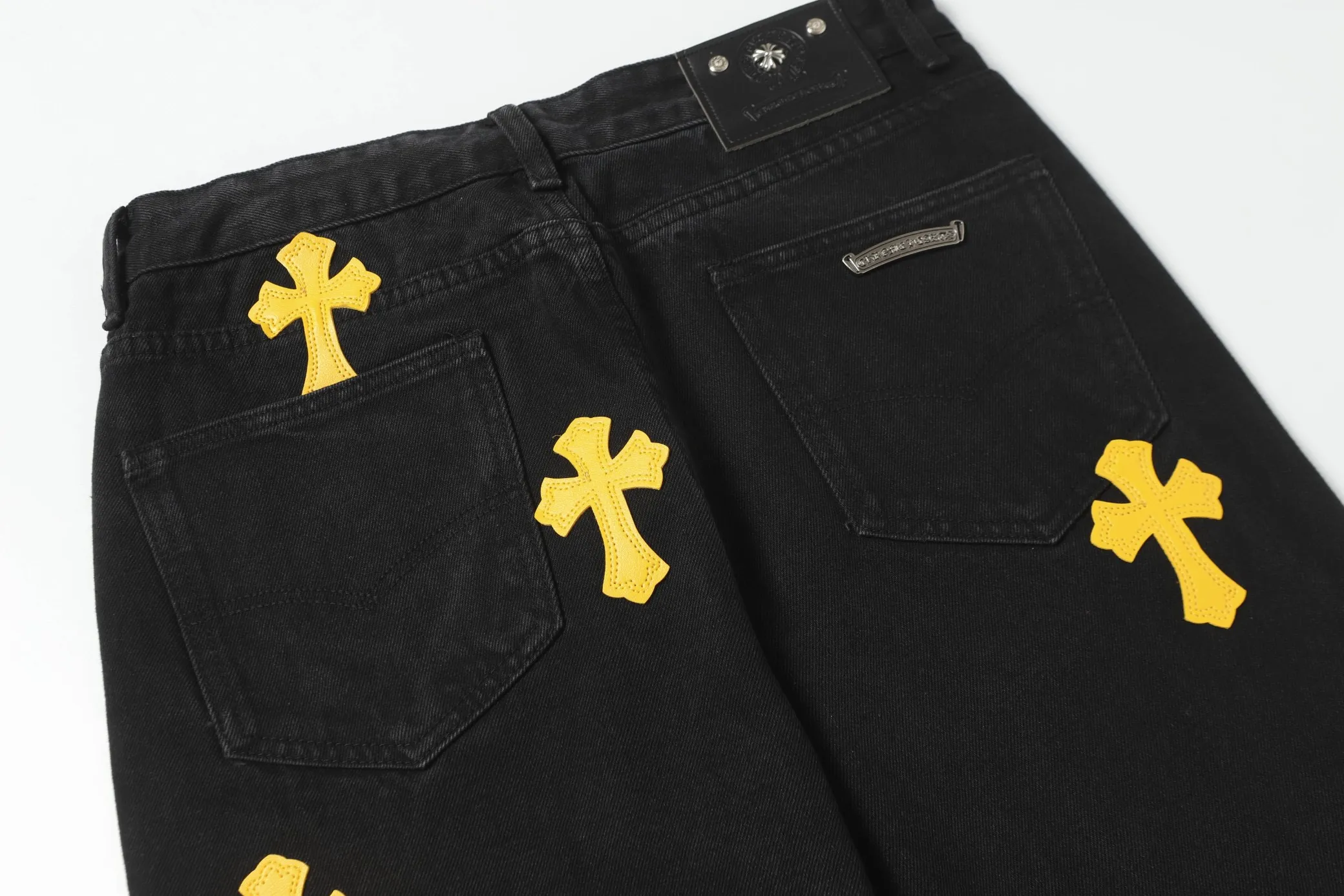 KE982 P230 The only correct leather label version on the market Chrome Hearts CH Miami limited yellow leather jeans Top ceiling quality 100% correct version The correct version is here!  Believe me this must be the best quality you will ever come across! ! Excellent value for money! !  Styles with different washes and textures are very friendly to people with thin legs and thick legs. The straight version is very flattering to the shape of the legs. The moderate length is timeless and easy to match. It is the basis of various styles and a must-have in the wardrobe! ! Add a little stacking to make the atmosphere easy to control. The fabric is stiff but the upper body is soft without losing texture. The sides and cuffs of some styles have a bone-wash effect. It’s really hard not to love it!  ✅Correctly customize the Croxin metal leather label on the back panel. It is definitely not sold directly with the cross on the finished jeans. 1:1 copying strives for excellence and the details are perfectly grasped. ✅The cross leather label is clear and smooth. Exquisite turning top craftsmanship. ✅Buttons, zippers and hardware are all customized versions of the Croxin LOGO. ✅High-cost washing process. Size: 28 30 32 34 36